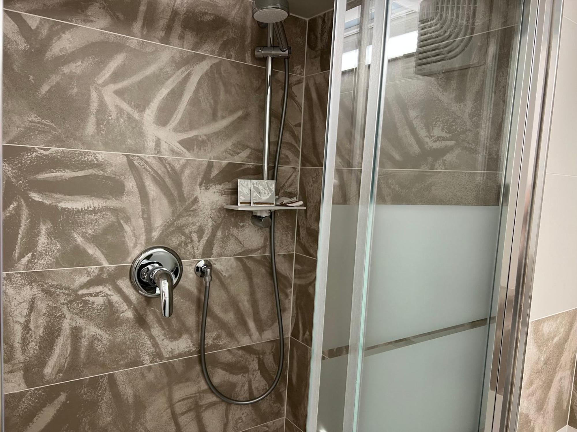 Al 106 Apartment Free Wi-Fi 5 Min Dalla Stazione براتو المظهر الخارجي الصورة