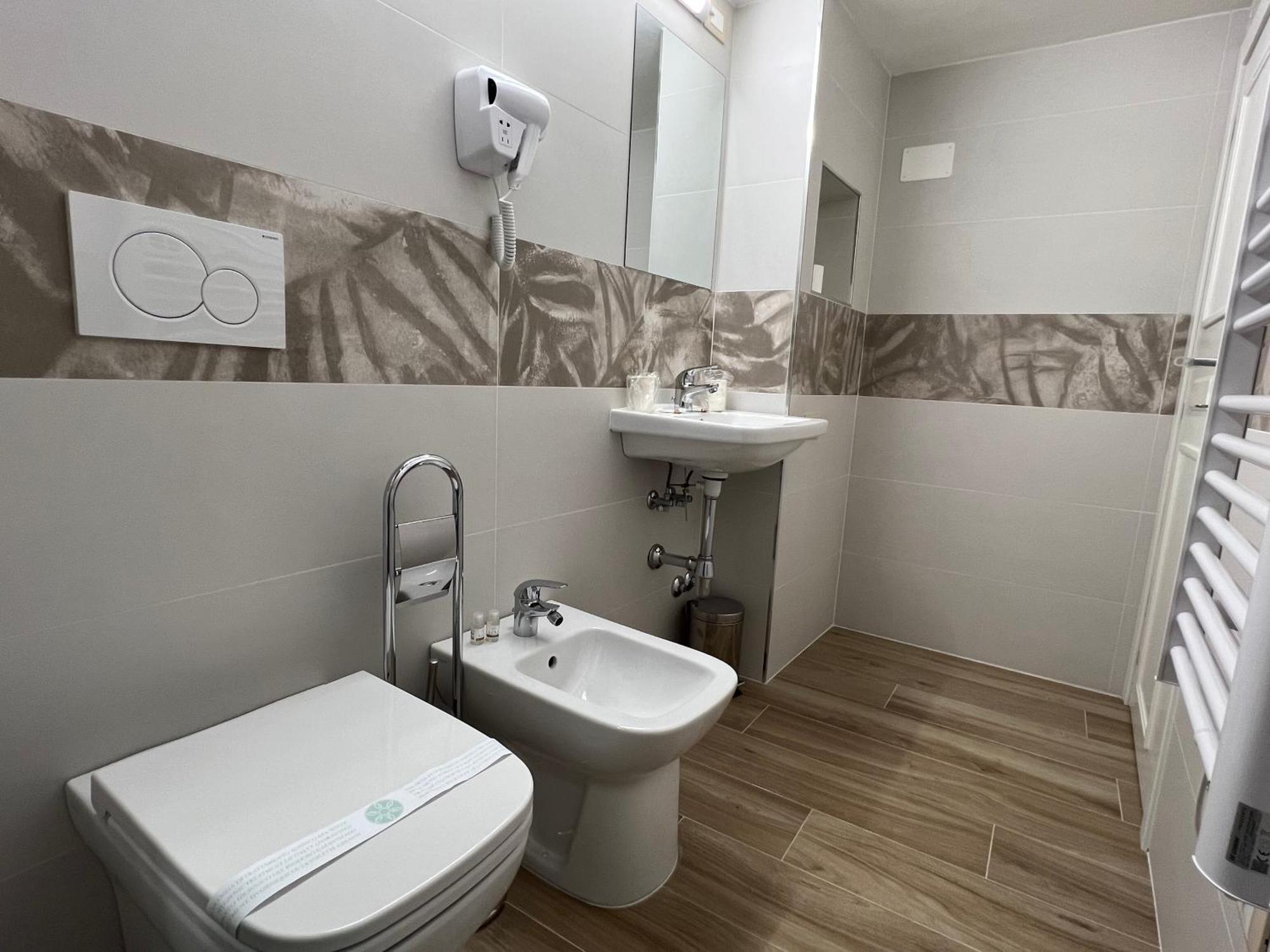 Al 106 Apartment Free Wi-Fi 5 Min Dalla Stazione براتو المظهر الخارجي الصورة